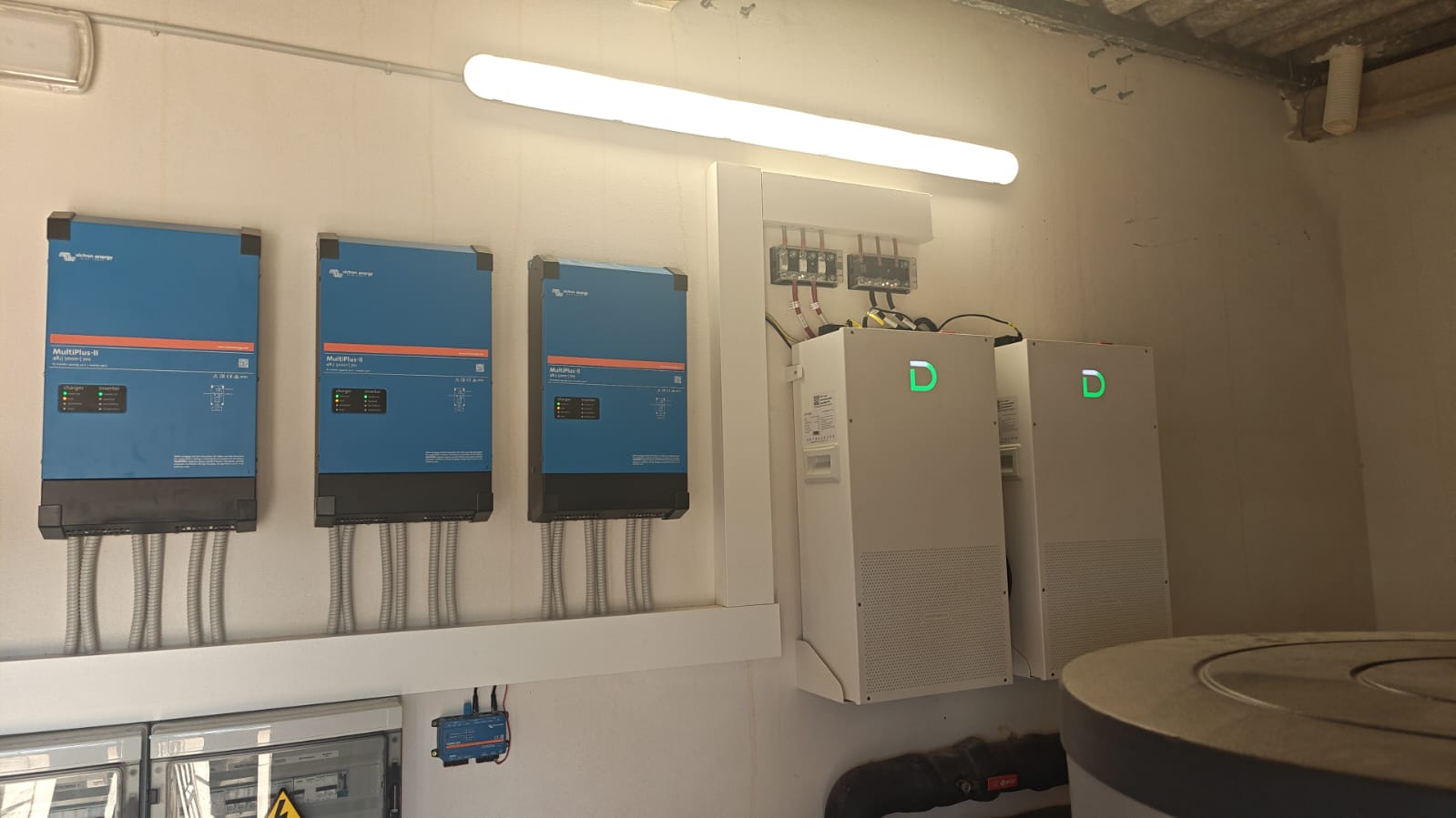 Bateries i electrònica Victron d’un sistema solar aïllat de xarxa a Manacor