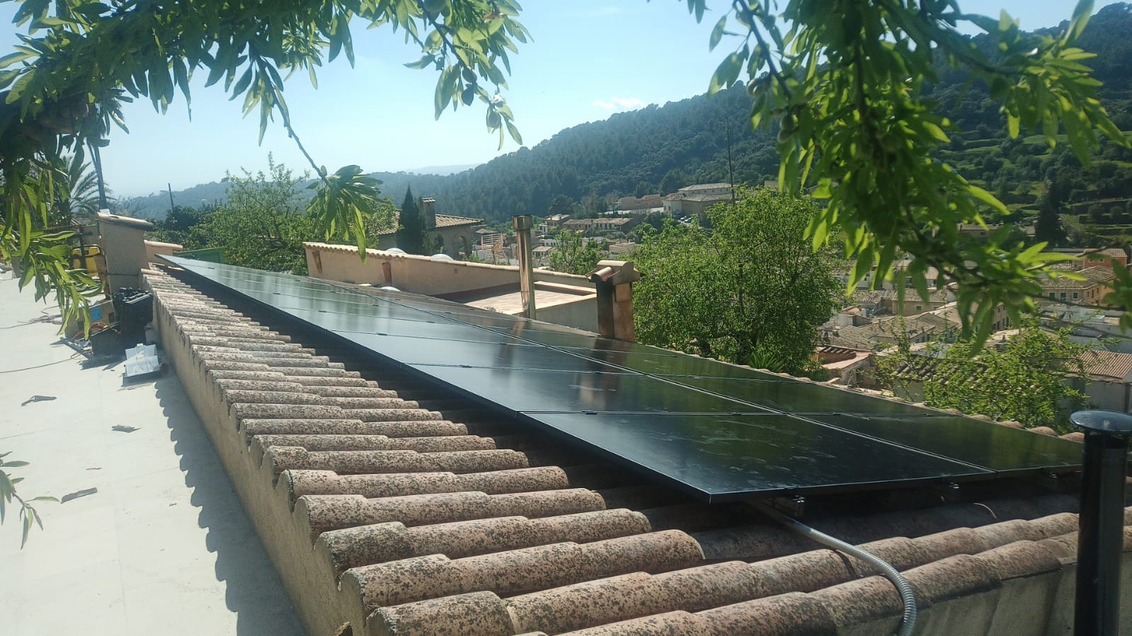 Instal·lació fotovoltaica amb panells full black integrada en una coberta a Bunyola